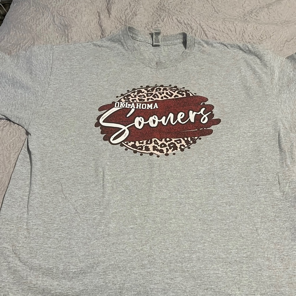 Oklahoma Sooners shirt. Size XL. GILDAN. Only worn once.